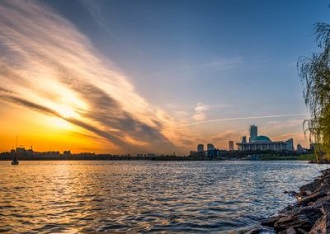 Hangang-and-The-sun-rises-over-the-National-Assembly-of-South-Korea-in-the-Yeouido-district-of-Seoul-400x284.jpg